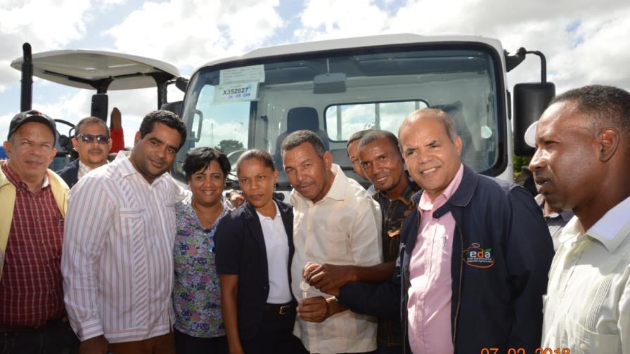 El FEDA financia más de 40 millones de pesos a productores de piña en Monte Plata