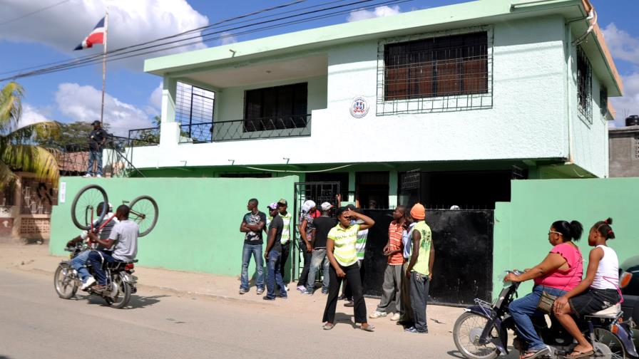 Explican razones del incremento de 50% a costo visa a haitianos