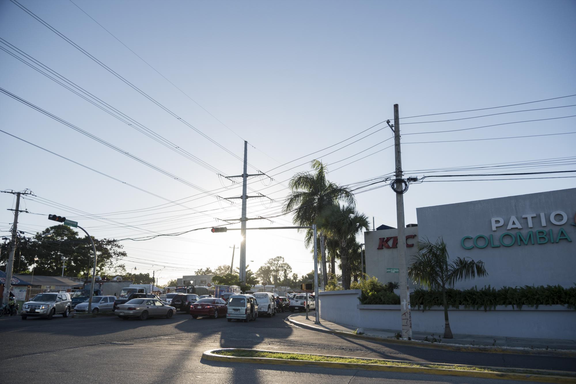 Los establecimientos comerciales han impulsado el desarrollo en la avenida. 