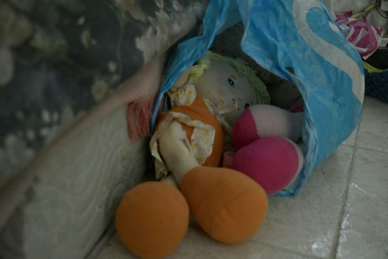 Peluches dentro de la casa que indican que niñas vivían en ella.