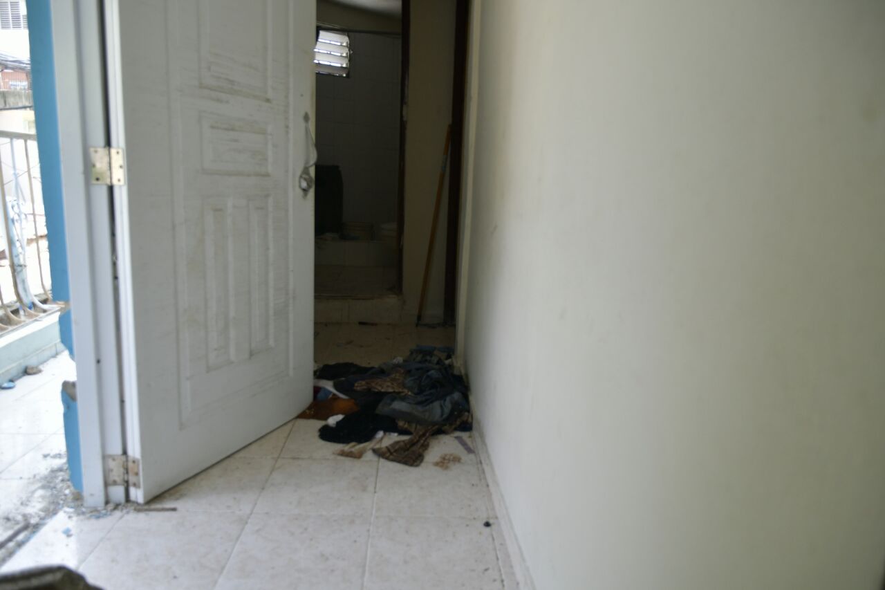 Puerta de la casa donde ocurrieron los hechos.