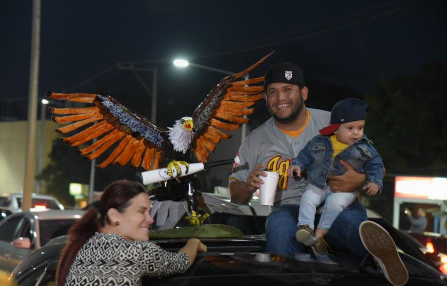 Fotos: Águilas celebran su corona 21 con multitudinario desfile por calles de Santiago