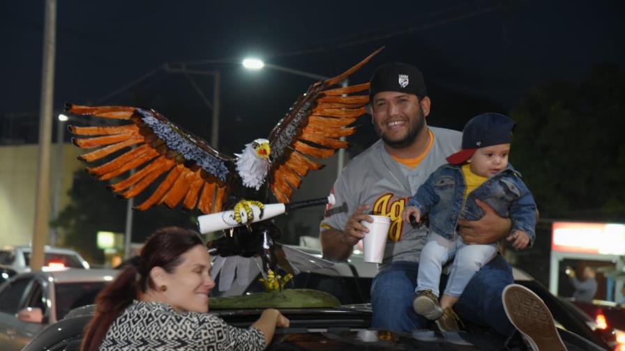 Fotos: Águilas celebran su corona 21 con multitudinario desfile por calles de Santiago