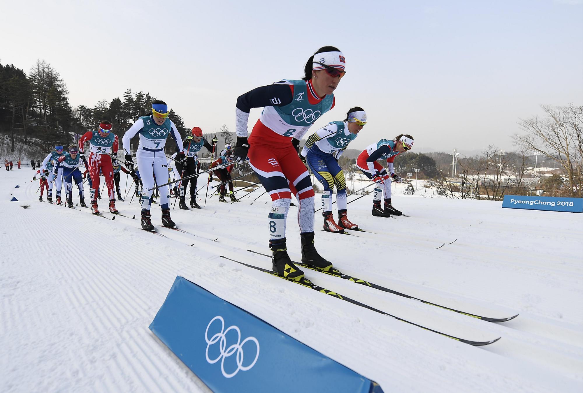 Marit Bjoergen de Noruega (frente) durante el Cross Country Femenino 7,5 km + 7,5 km Carrera de Skiathlon en el Alpensia Cross Country Center durante el PyeongChang 2018 Juegos Olímpicos, Corea del Sur, 10 de febrero de 2018.