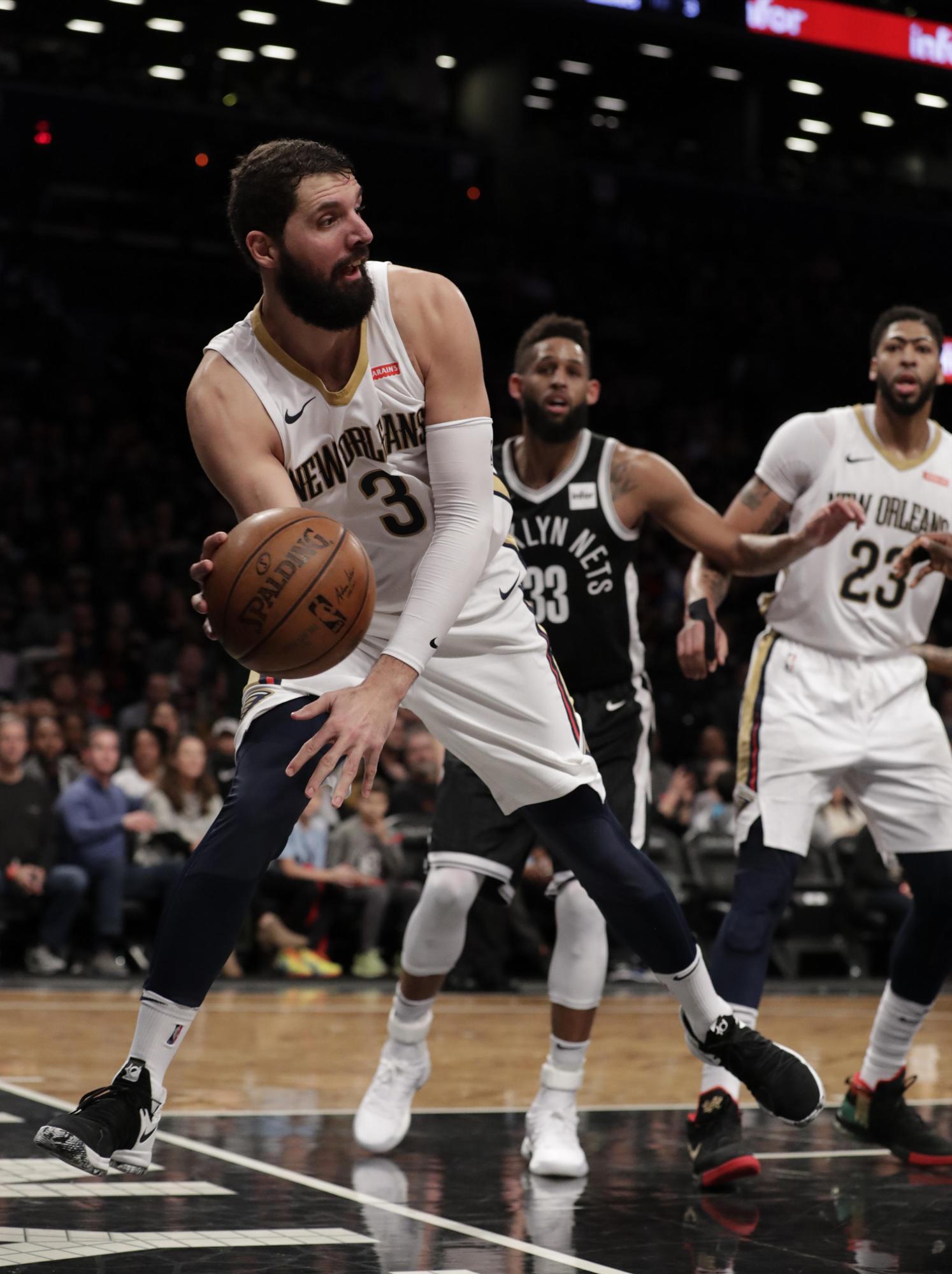 Nikola Mirotic (i) de New Orleans Pelicans en acción ante Brooklyn Nets hoy, sábado 10 de febrero de 2018, durante su juego de la NBA en Brooklyn, New York (EE.UU.).