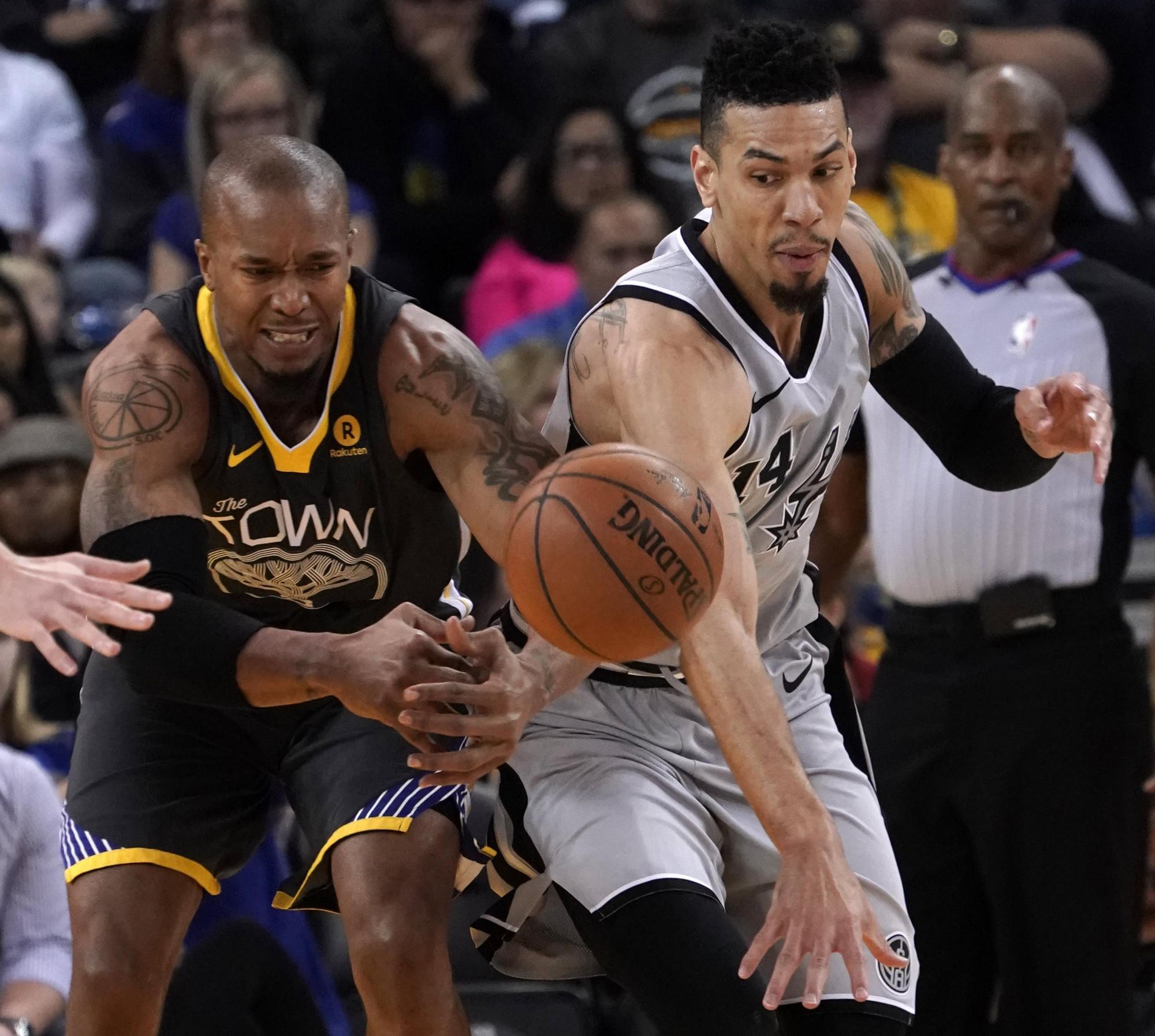 Golden State Warriors adelanta a David West (L) y al guardia de los San Antonio Spurs Danny Green (R) en acción durante la primera mitad de su juego de la NBA en Oracle Arena en Oakland, California, EE.UU., 10 de febrero de 2018. (Baloncesto, Estados Unidos) 