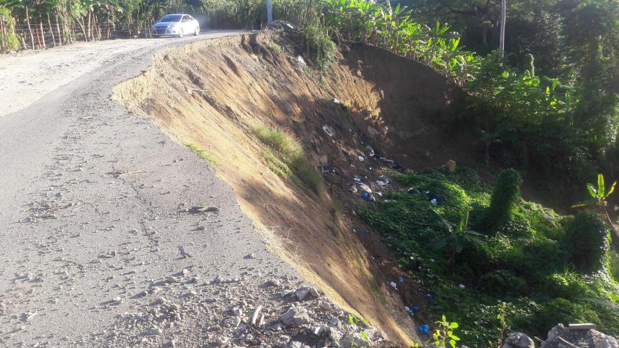 Exigen reconstrucción de tramo carretero en Cayetano Germosén Exigen reconstrucción de tramo carretero en Cayetano Germosén