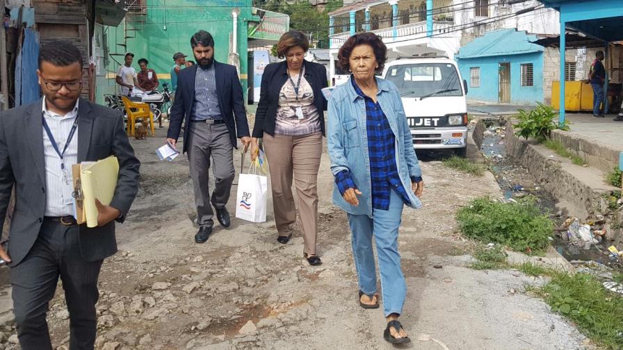 Defensora del pueblo escucha las inquietudes de familias por proyecto Domingo Savio