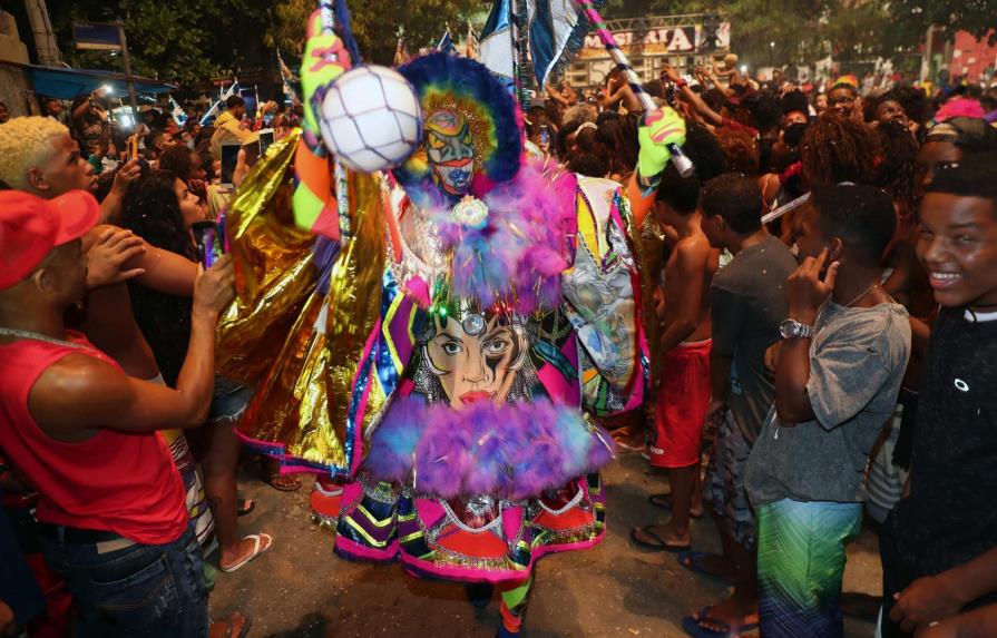 Carnaval de Sao Paulo ruge contra la corrupción, viaja a México y honra a Gil 