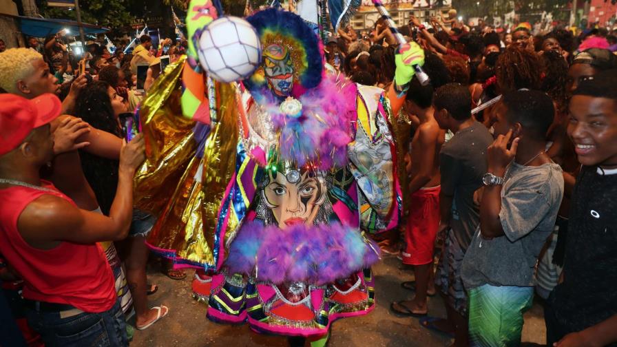 Carnaval de Sao Paulo ruge contra la corrupción, viaja a México y honra a Gil 