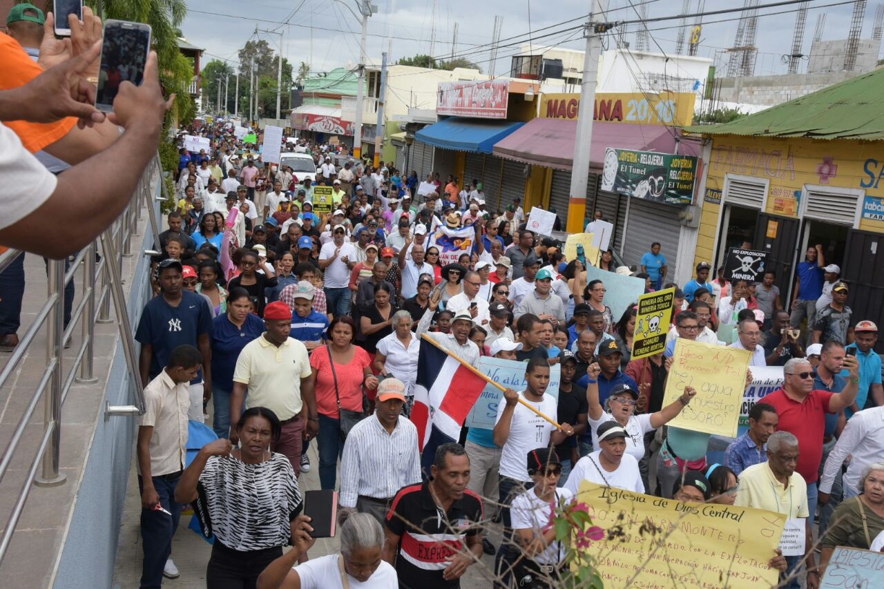 Sanjuaneros marchan en contra de proyecto de explotación minera - Diario  Libre