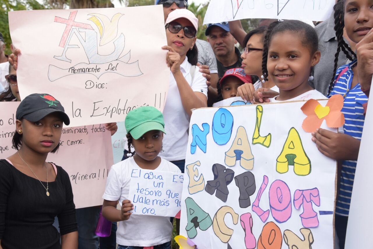 Niños y jóvenes durante la manifestación en San Juan contra el proyecto de explotación minera.