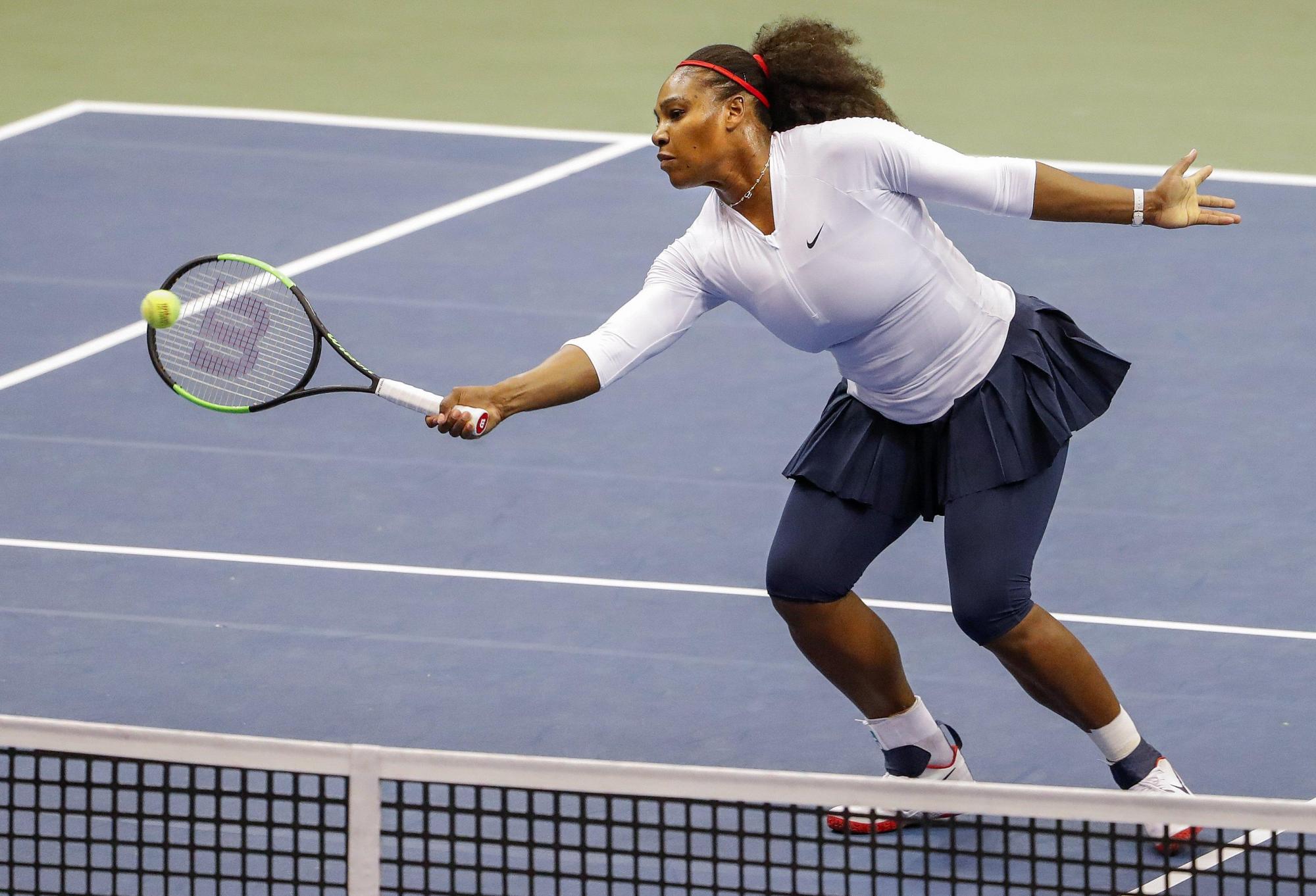 Serena Williams de los EE. UU. En acción de dobles con su hermana Venus Williams de EE. UU. Contra Lesley Kerkhove y Demi Schuurs de los Países Bajos durante una primera ronda de tenis femenino del Grupo Mundial de la Fed. Estados Unidos y los Países Bajos.