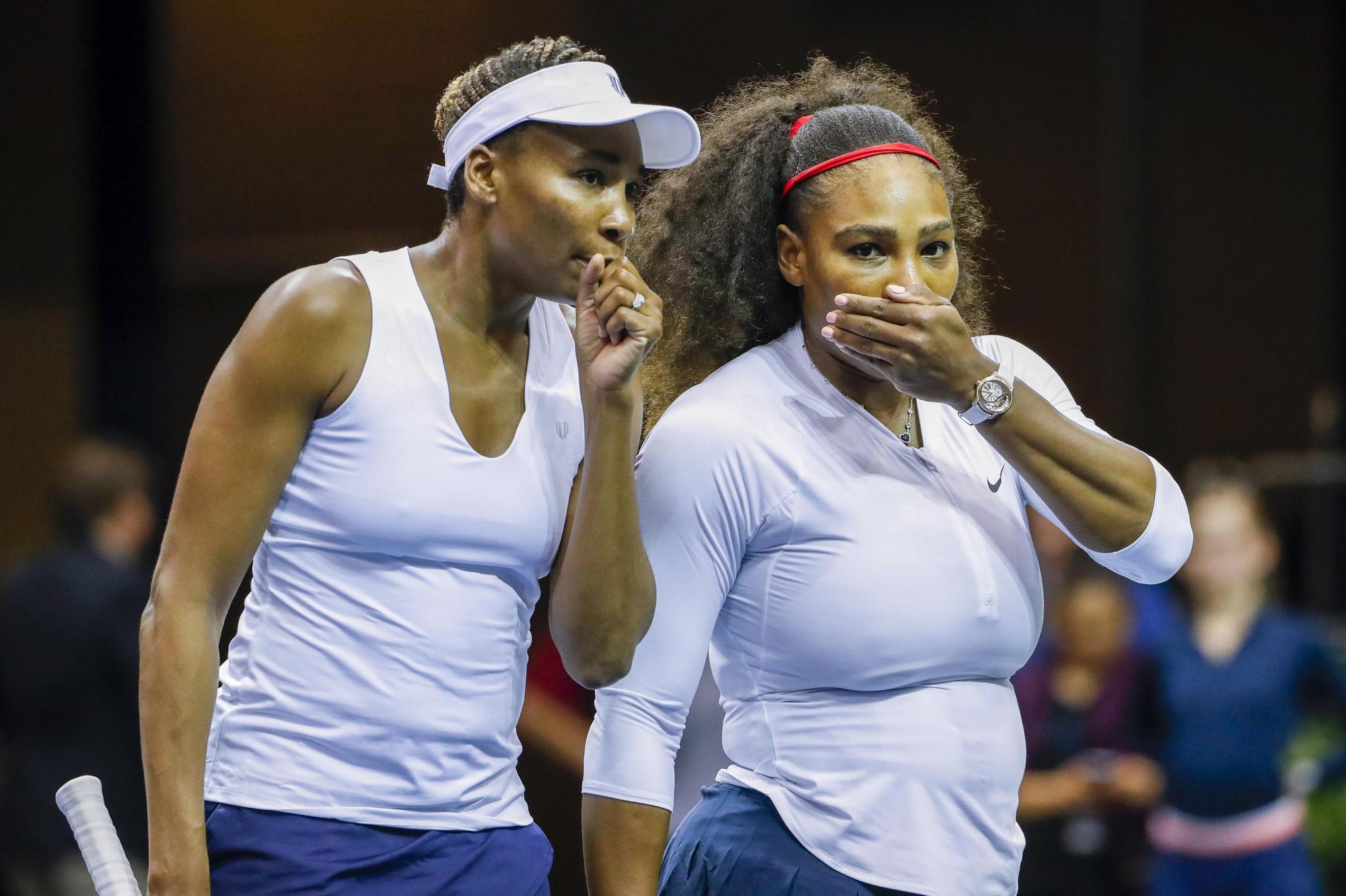 Serena Williams (R) de EE. UU. Habla con su hermana Venus Williams (L) de los EE. UU. Durante un partido doble contra Lesley Kerkhove y Demi Schuurs de los Países Bajos durante una Fed Cup Primera ronda de tenis femenino del Grupo Mundial entre los Estados Unidos y los Países Bajos.
