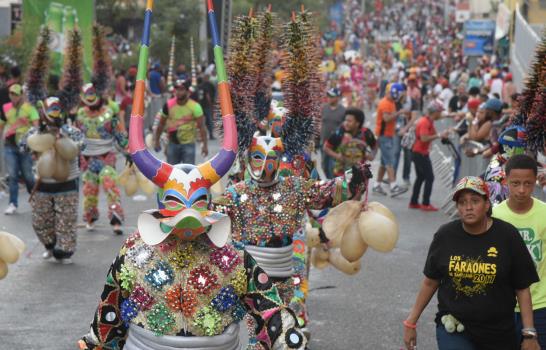 Cibaeños desafían la lluvia para disfrutar de las fiestas carnavalescas