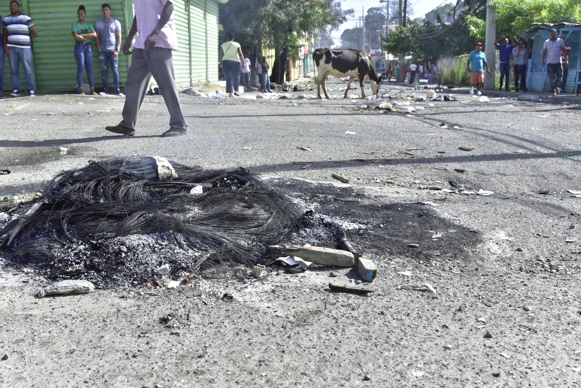 La calles estaban permanecen negras por los neumáticos incendiados 