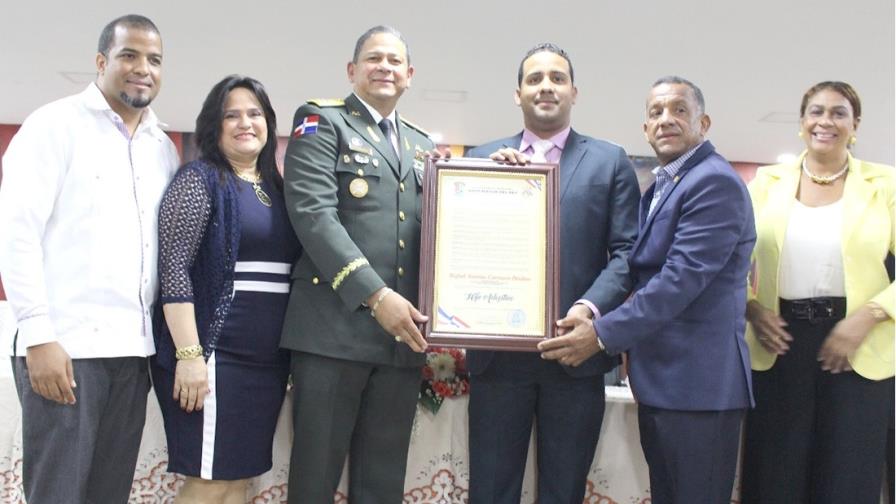Alcaldía de Hato Mayor reconoce director de la Defensa Civil