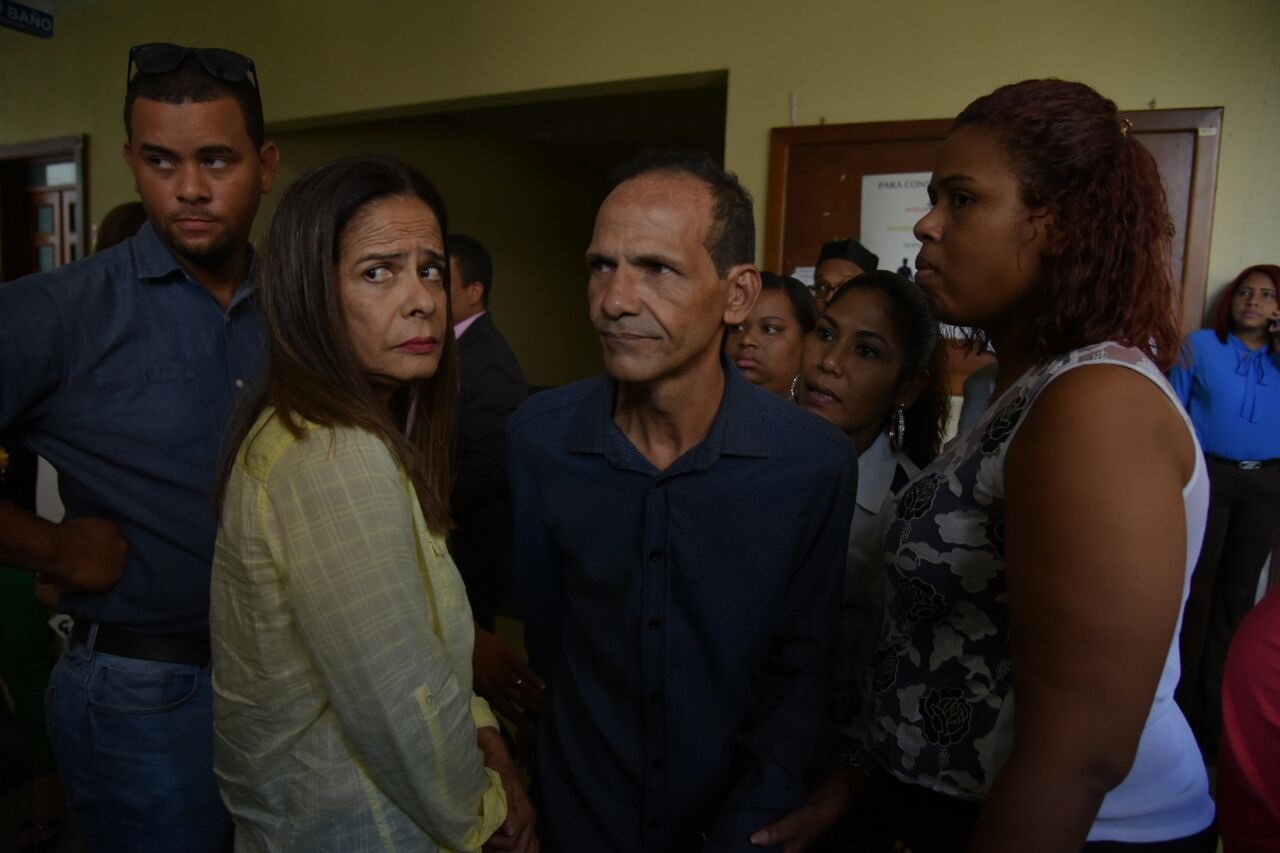 En el centro el padre de los tres niños asesinados por Víctor Portorreal.