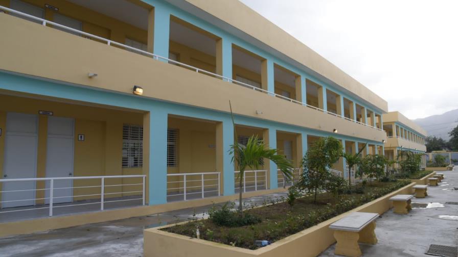 Medina entregó 2 escuelas ayer en Monseñor Nouel 