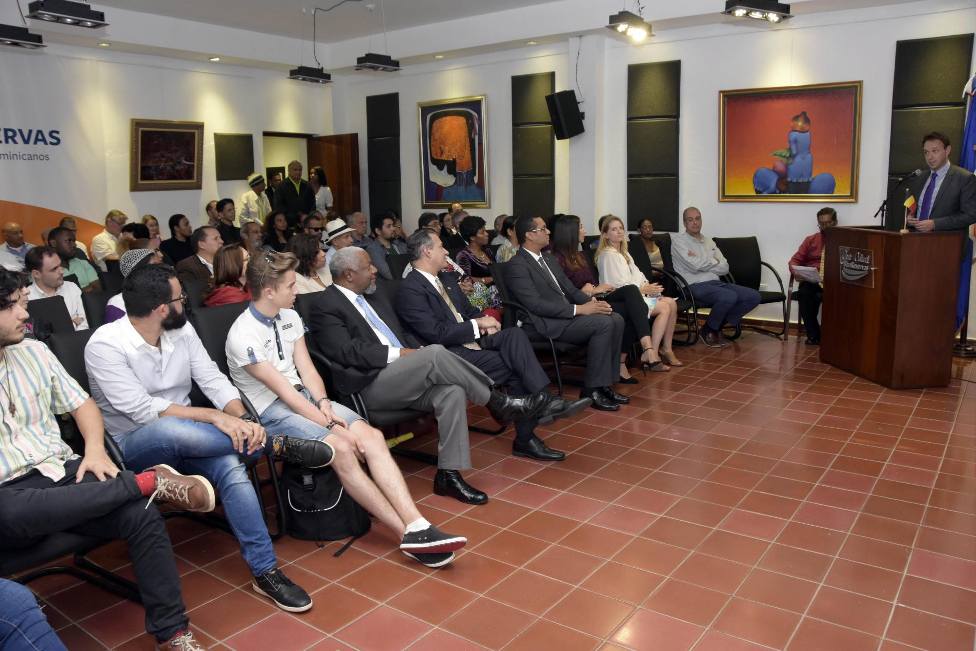 Patrick Van Gheel, embajador de Bélgica en República Dominicana, entrega un ejemplar de comics belgas a Juan Freddy Armando, director del Centro Cultural Banreservas, en la inauguración de una exposición de películas e historietas de la nación europea. 