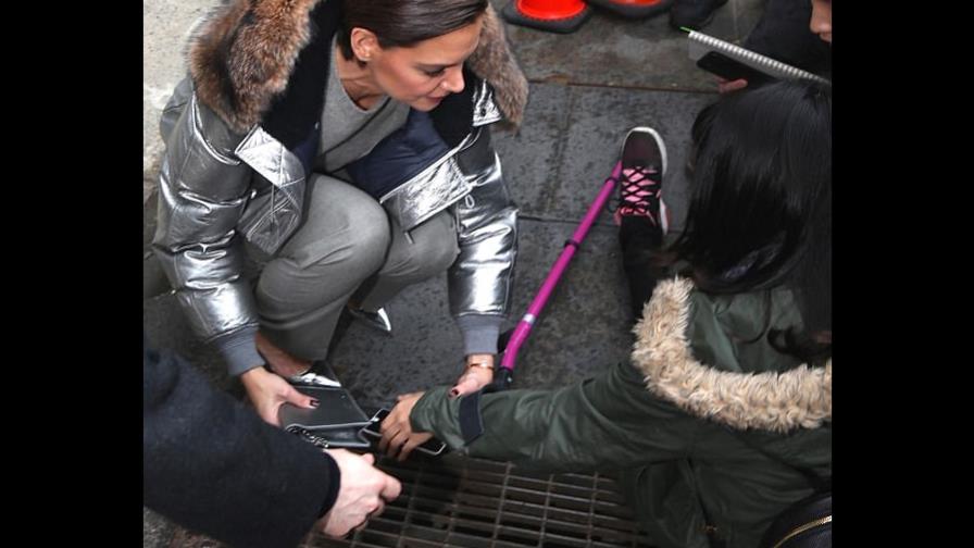 Katie Holmes ayuda a levantarse a una fan con muletas