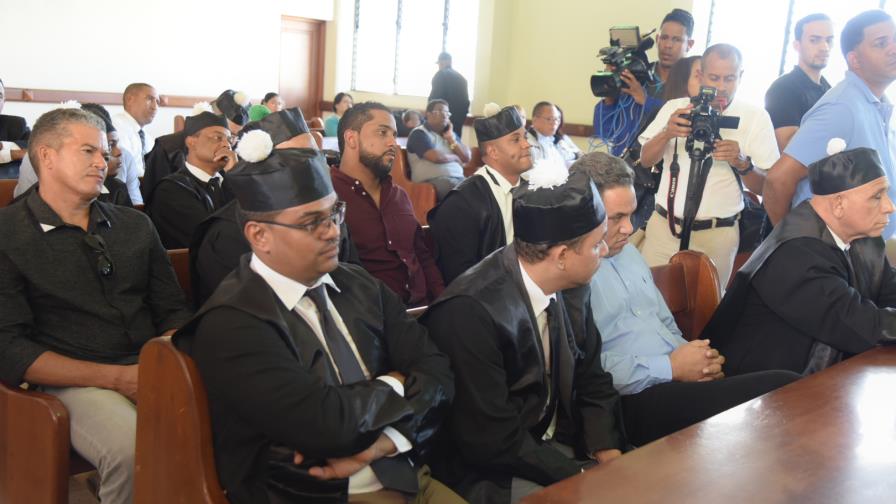 Descargan tres y condenan a otros tres en caso de Aduanas en Santiago