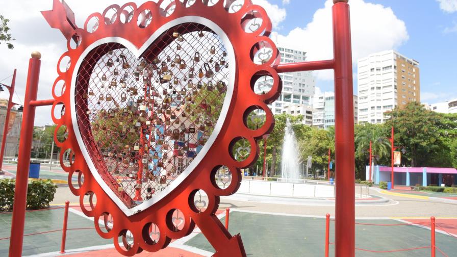 “Los candados del amor”: para atar en público el amor en pareja” “Los candados del amor”: para atar en público el amor en pareja”