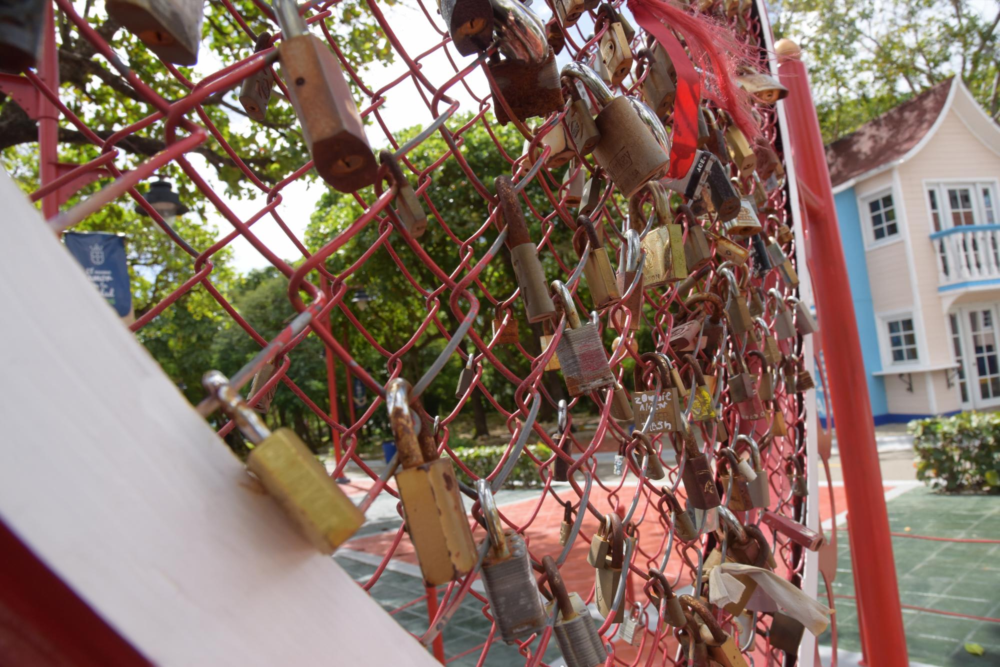 Los candados del amor”, una emulación del “Puente de las Artes, en París”.