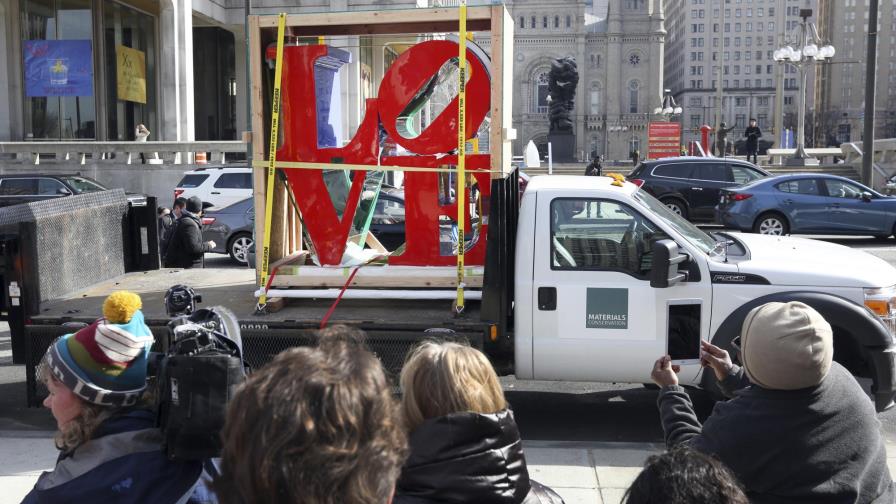 Escultura “LOVE” regresa a su casa en Filadelfia a tiempo para San Valentín