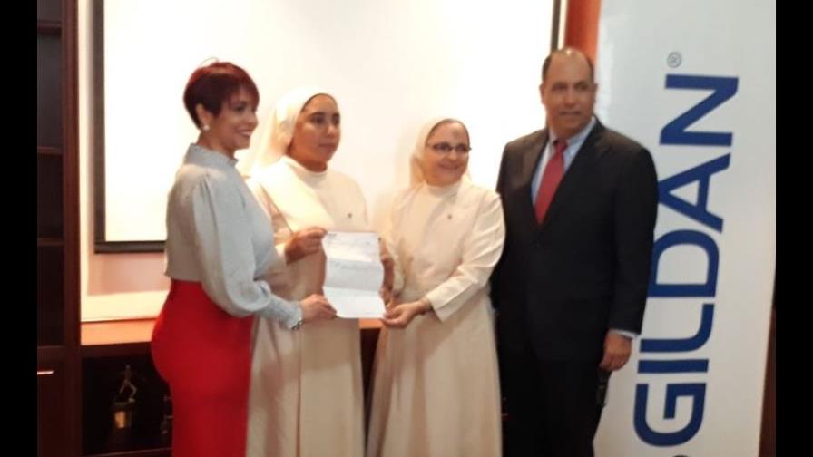 Recaudado en maratón Gildan Glow Run es donado a Hogar Caridad Misionera