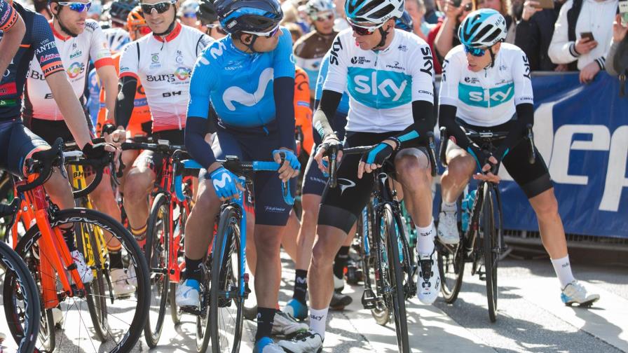Froome vuelve a competir a pesar de pesquisa por dopaje