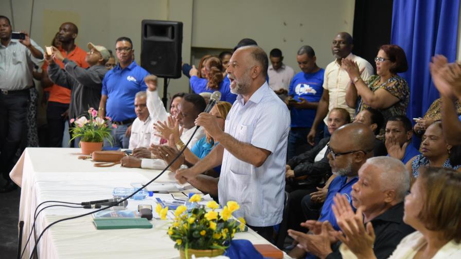 Paro ADP genera rechazo de educadores; ternas afectan a esposa del presidente del gremio