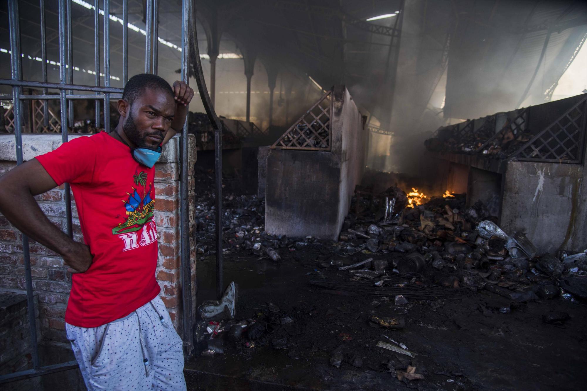 Un hombre es visto entre los daños luego del un incendio que devastó el Hypolite. 