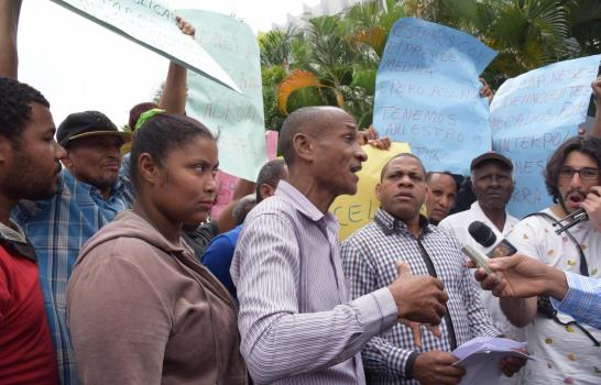 Agricultores protestan para que les devuelvan parcelas ocupadas 