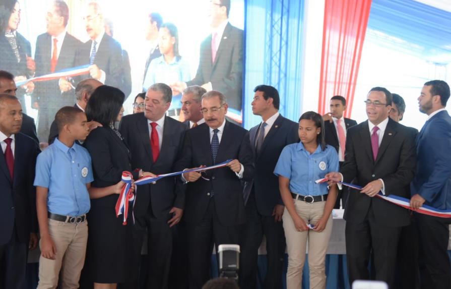 Presidente Medina entrega tres escuelas y una estancia infantil en Espaillat