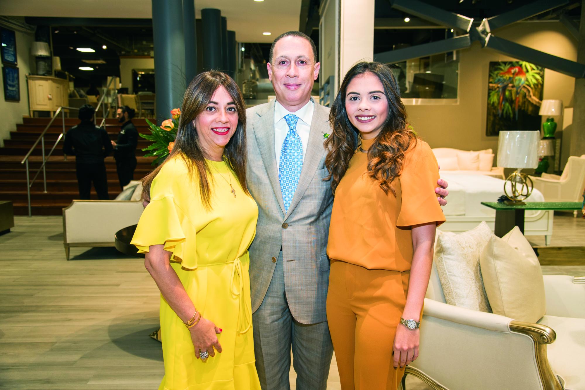 Rosmery de Castillo, Hampton Castillo y Amanda Castillo.