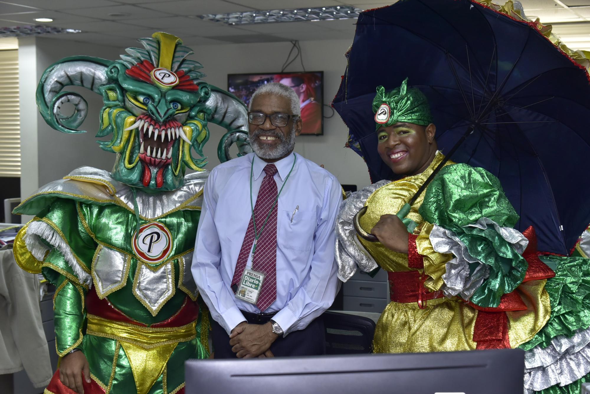 Eli Heiliger, sub jefe redacción acompañado de un roba la gallina y un diablo cojuelo