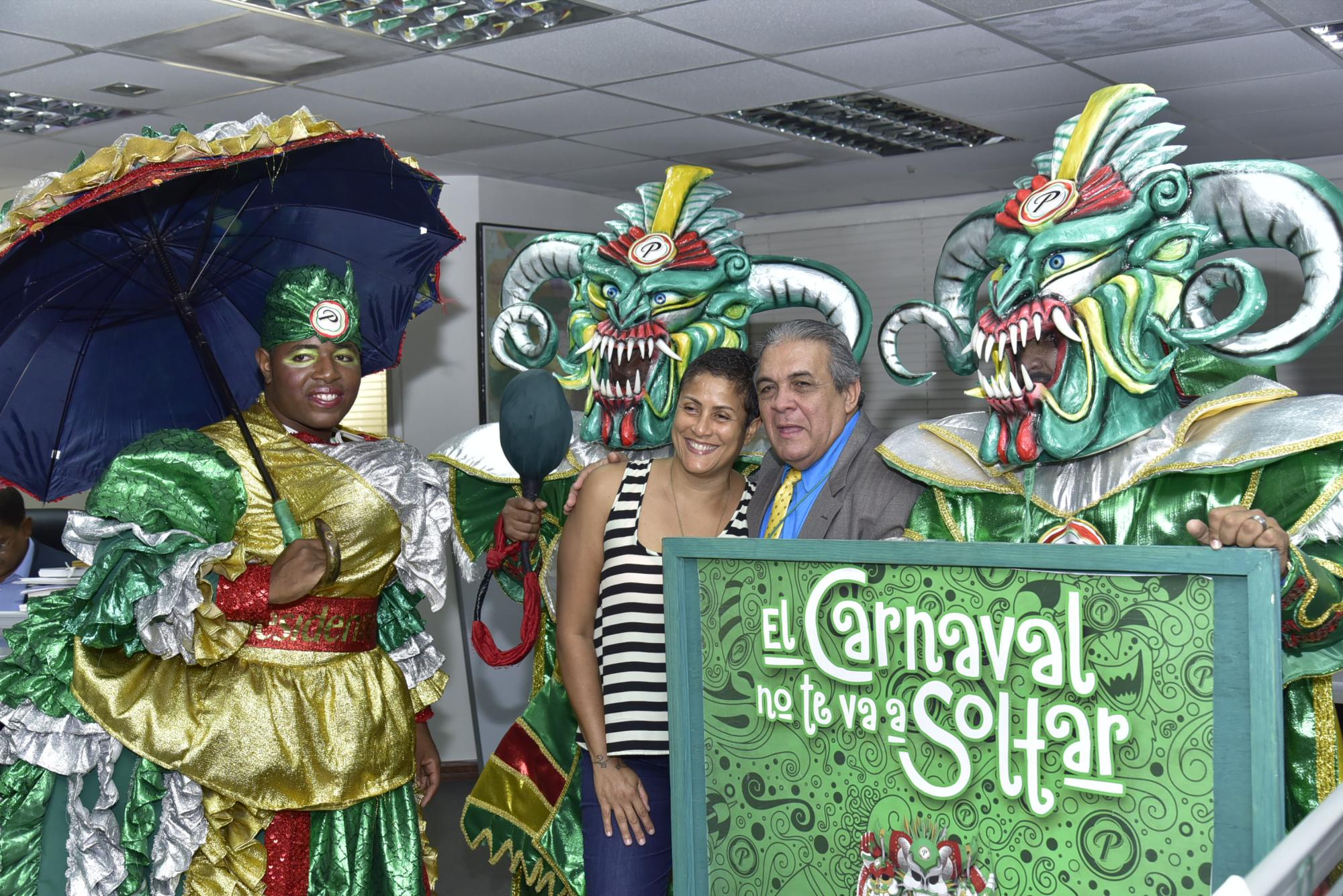 El periodista Adonis Díaz y la diseñadora Norca Amézquita  posan durante la visita carnavalesca 