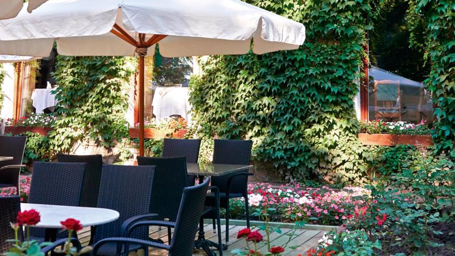 Con la mirada en las terrazas y balcones Con la mirada en las terrazas y balcones