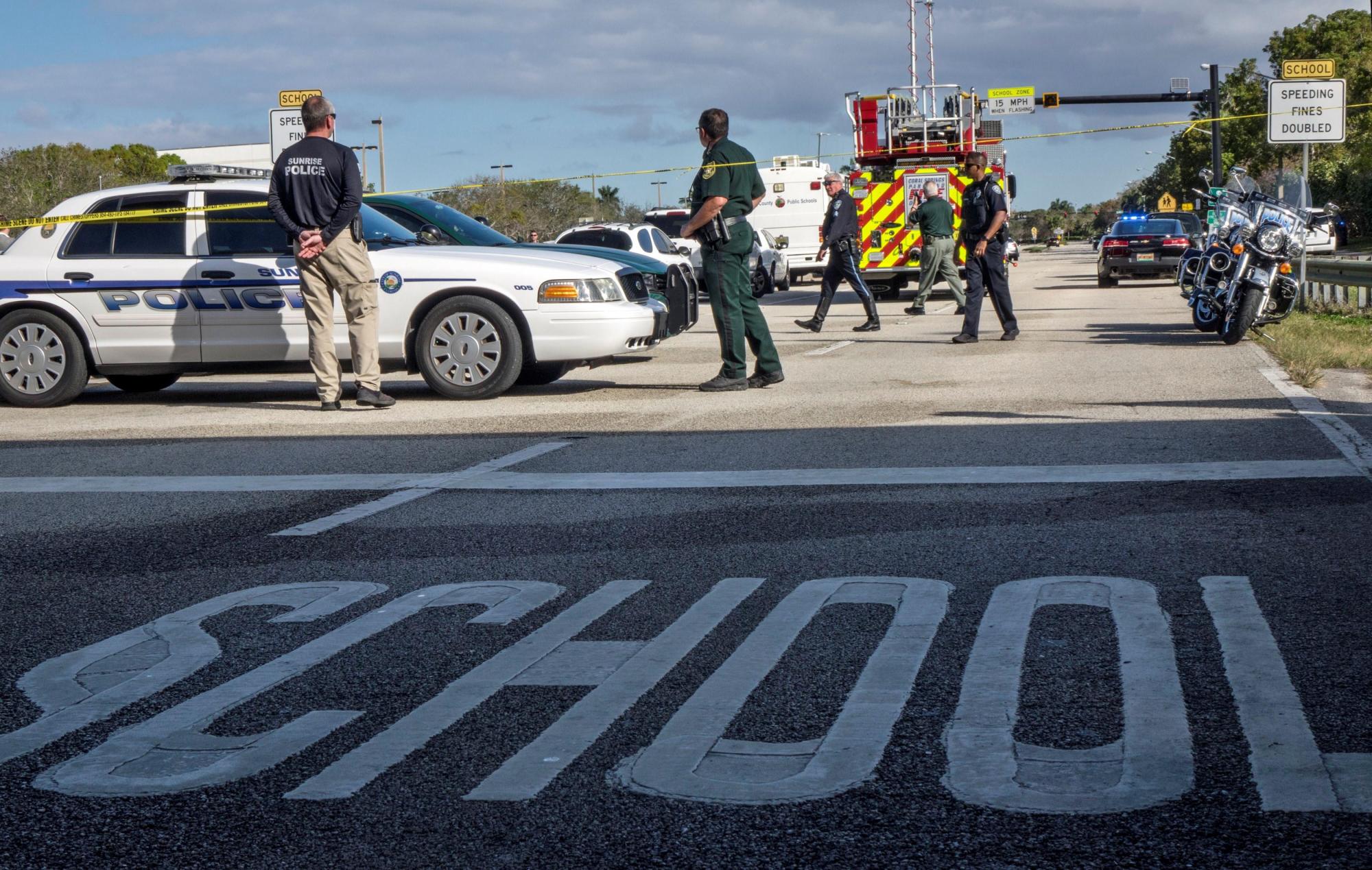 Varios policías vigilan frente a la escuela de secundaria Marjory Stoneman Douglas de la ciudad de Parkland, Florida, EE.UU., el 15 de febrero del 2018. 