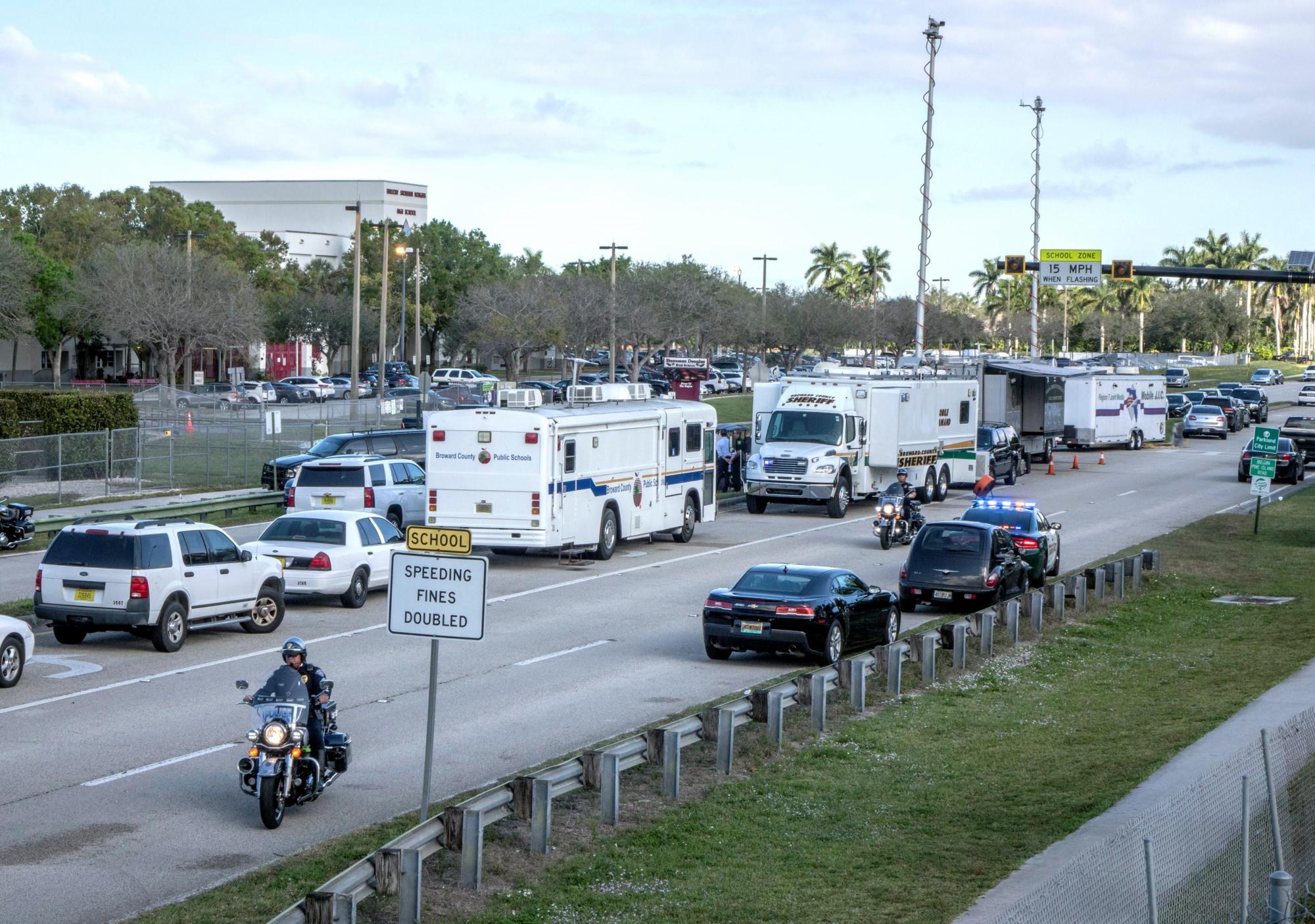 Varios policías vigilan frente a la escuela de secundaria Marjory Stoneman Douglas de la ciudad de Parkland, Florida, EE.UU., el 15 de febrero del 2018.