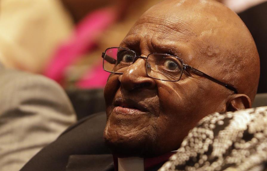 El Nobel sudafricano Desmond Tutu renuncia a su papel de embajador de Oxfam