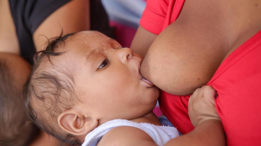 Mujer que nació varón, logra amamantar al hijo de su pareja Mujer que nació varón, logra amamantar al hijo de su pareja
