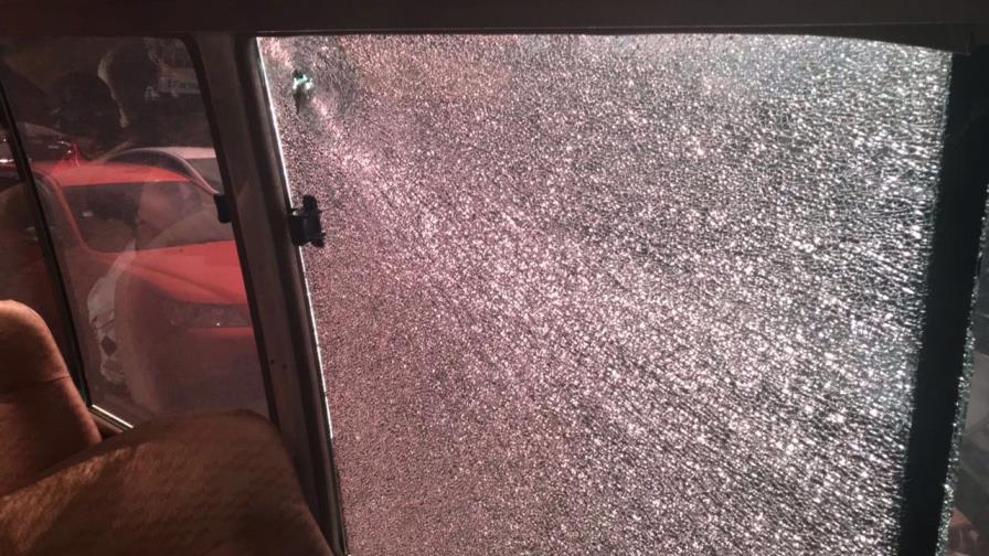 Agentes balean guagua de estudiantes universitarios de Navarrete; Policía dice fue en medio de persecución 