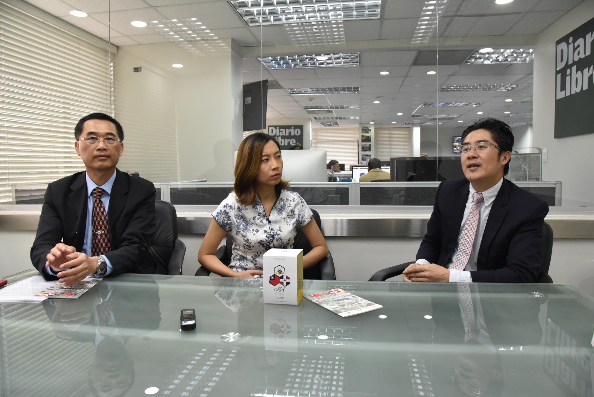 Luis Yang, Linda Chang y Oscar Liang durante su visita a Diario Libre.