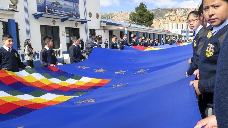 Bolivia comienza a coser una bandera de 70 kilómetros como protesta por conflicto con Chile Bolivia comienza a coser una bandera de 70 kilómetros como protesta por conflicto con Chile