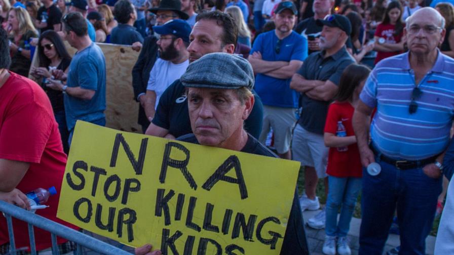 El debate por el control de armas se reaviva pero Trump cambia de tema El debate por el control de armas se reaviva pero Trump cambia de tema