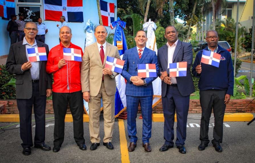 El  INEFI  rinde honor a la bandera nacional