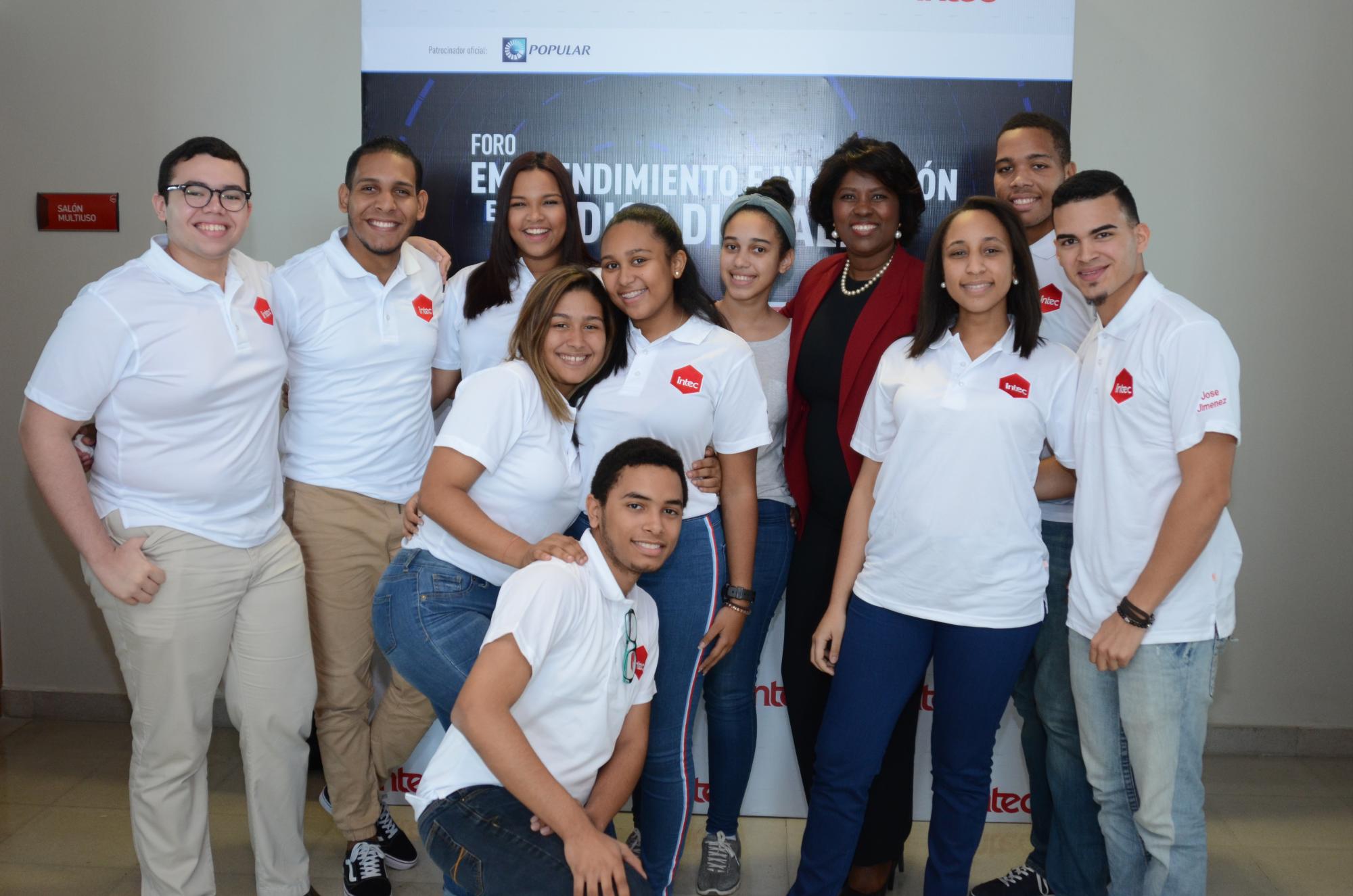 Rosa Alcántara junto a la primera generación de periodistas del INTEC.