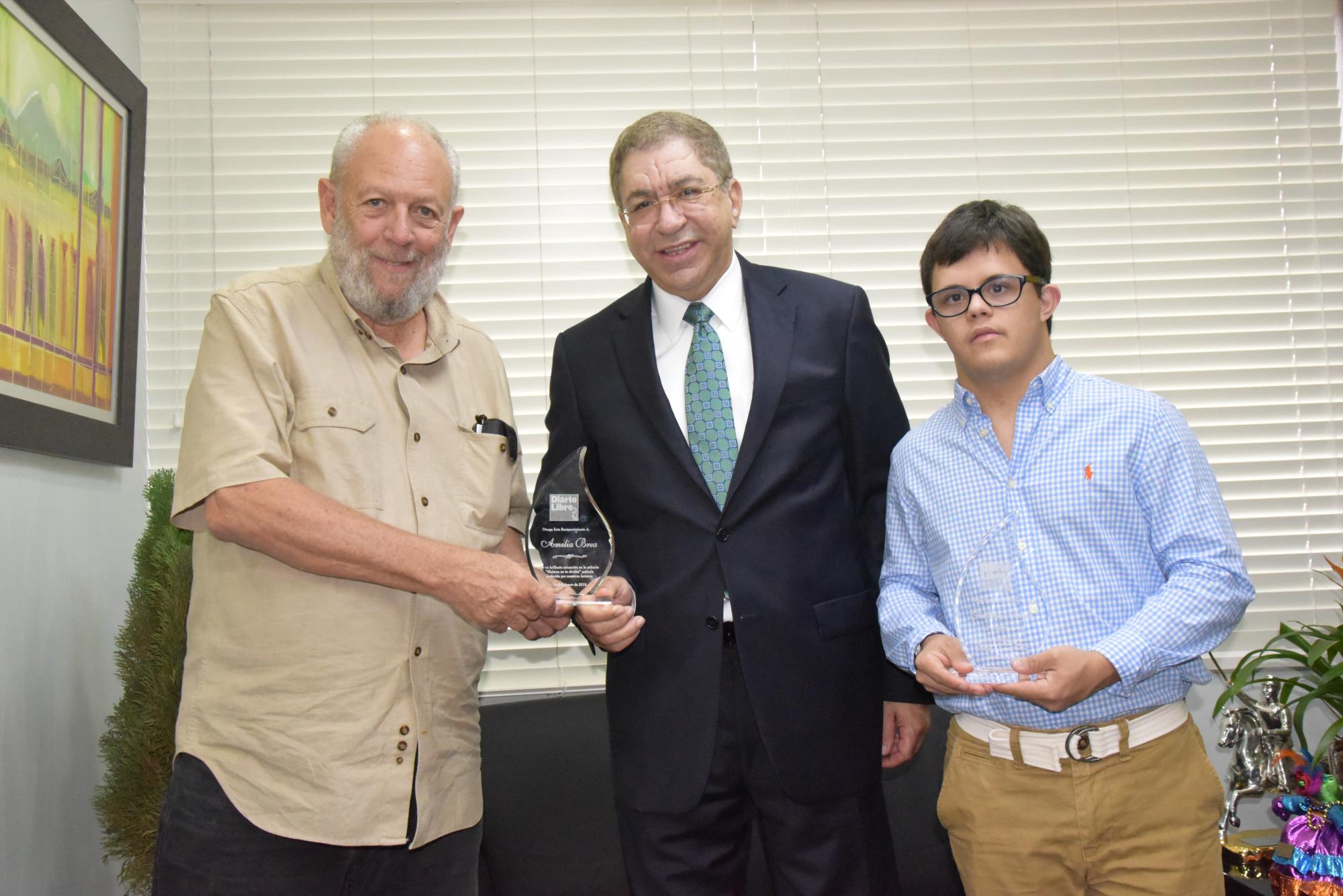 Freddy recibe el premio de a nombre de Amelia Brea.